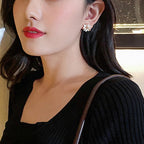 Goldene Blumenohrringe für Damen