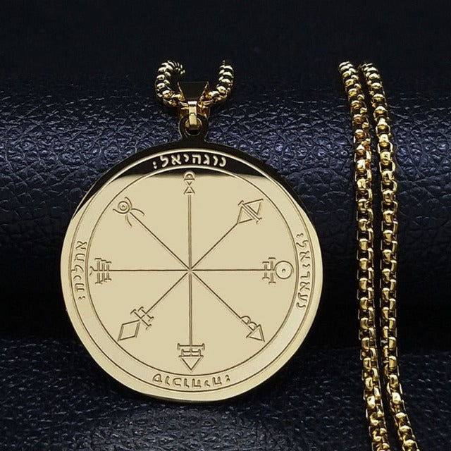 Kaelakee hõbedast ja kullast kaitsetalismaniga kullas